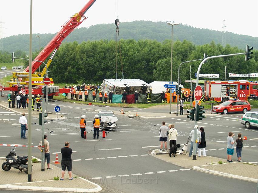 Schwerer Unfall mit Reisebus Lohmar Donrather Dreieck P526.JPG